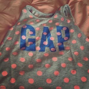 A tant top gray gap shirt